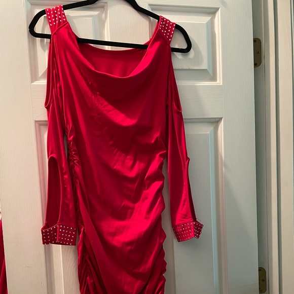 Cold-Shoulder Bodycon Dress With Wide Strap, Diamond Decoration, Ruffle Neckline - Picture 4 of 10